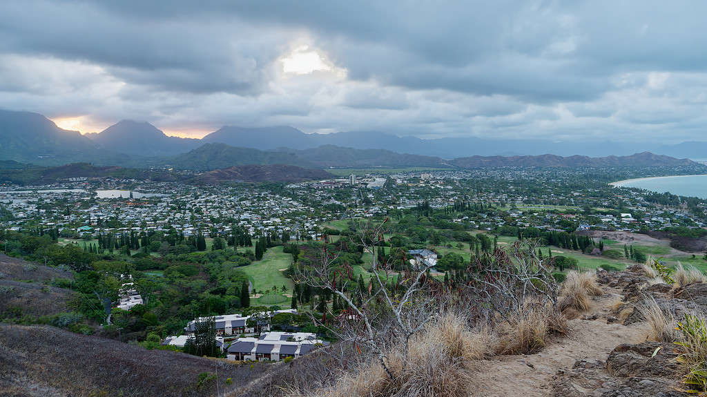 Vista panoramica dall'escursione Lanikai Pillbox alla città di Kailua e alle montagne Ko'olau sullo sfondo, Isola di Oahu, Hawaii