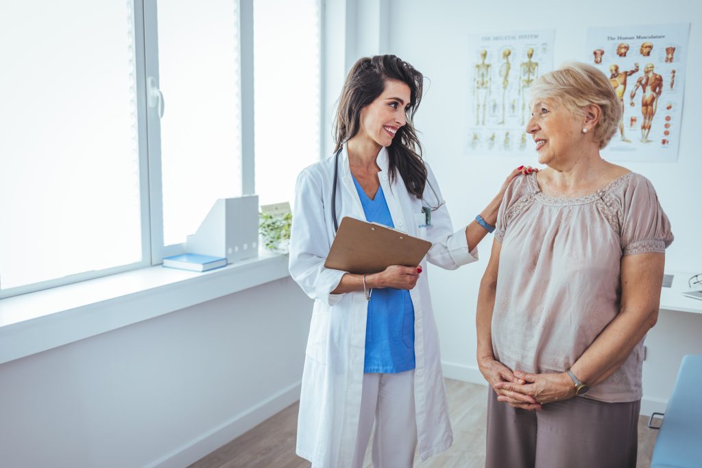 Inquadratura di una donna anziana che consulta il suo medico.