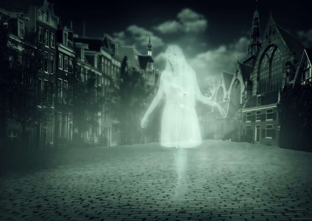 fantasma bianco di una donna che cammina per le strade del centro storico
