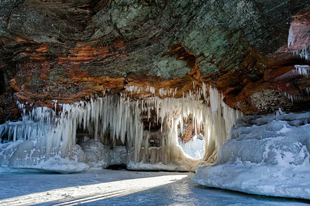 Formazioni di arenaria costiera carica di ghiaccio e neve sulla costa nazionale delle Isole Apostole del Wisconsin, vicino alla spiaggia di Meyer;  Lago Superiore.