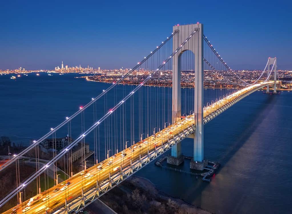 Veduta aerea del traffico serale dell'ora di punta sul Verrazzano Narrows Bridge, visto da Staten Island, NY