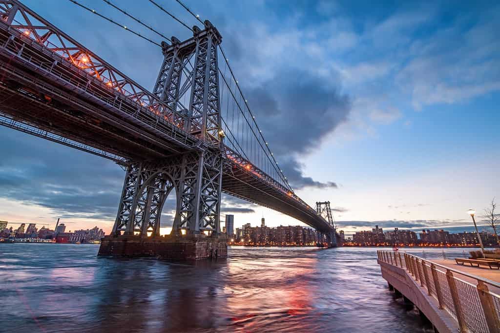 Il Williamsburg Bridge è un ponte sospeso che attraversa l'East River di notte a New York City, negli Stati Uniti
