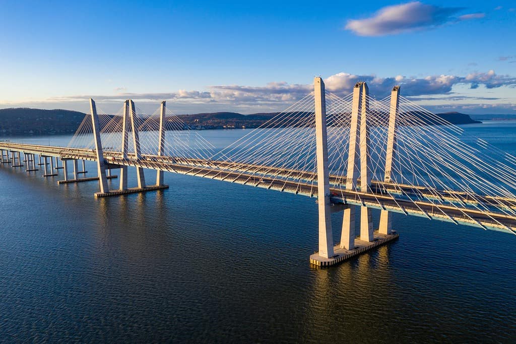 Il nuovo ponte Tappan Zee (il governatore M. Cuomo) che attraversa il fiume Hudson a New York.