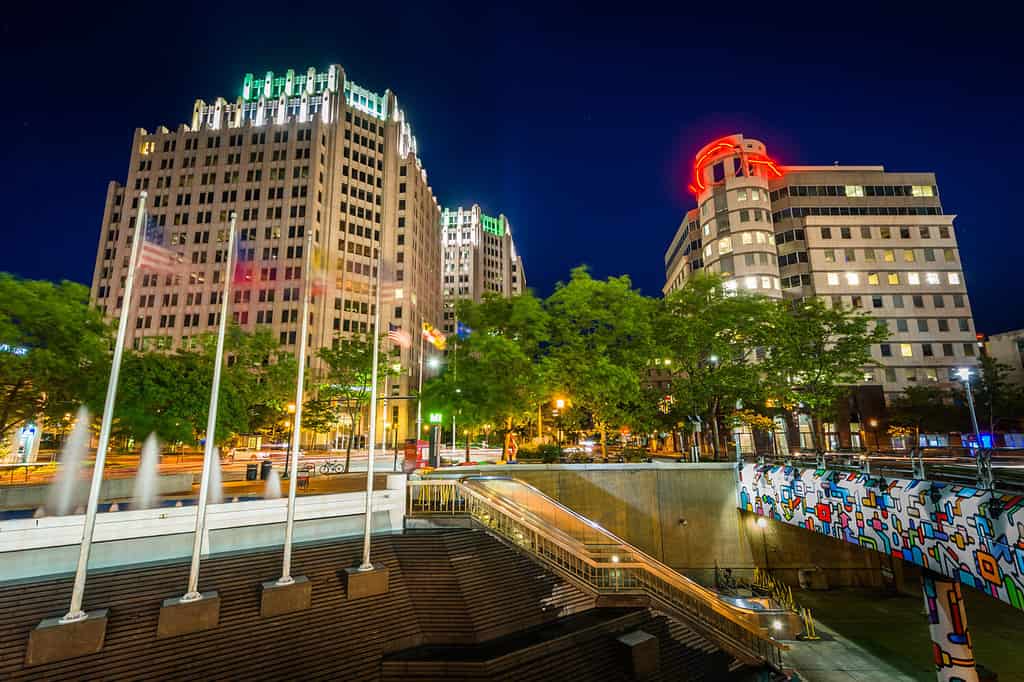 Edifici moderni e stazione della metropolitana di notte, nel centro di Bethesda, nel Maryland.