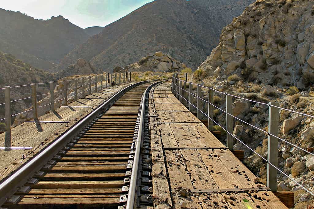 La ferrovia attraversa il canyon del deserto sul ponte a traliccio nel deserto della California lungo la linea Impossible Railroad della San Diego e dell'Arizona Eastern Railway Company