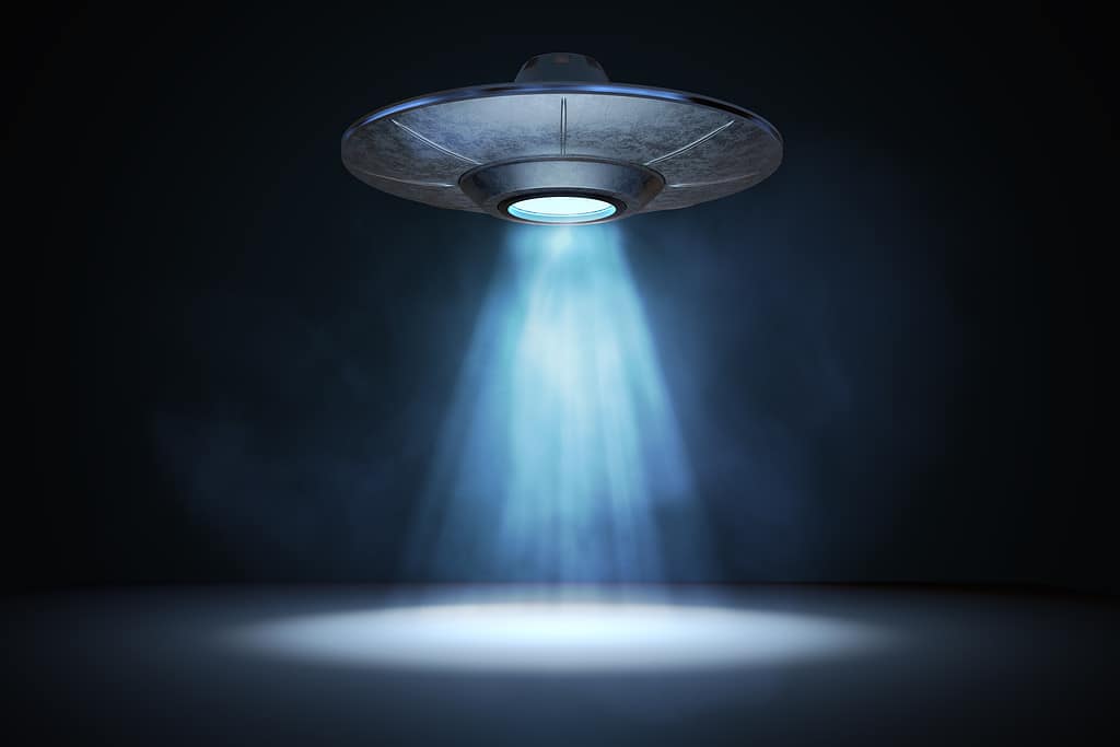 Fascio di luce proveniente da un UFO volante (astronave aliena).  Illustrazione resa 3D.