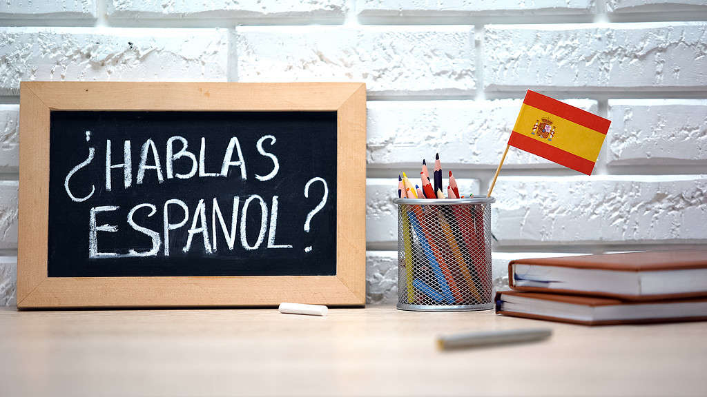 Parli spagnolo scritto a bordo, bandiera internazionale nella scatola, lingua