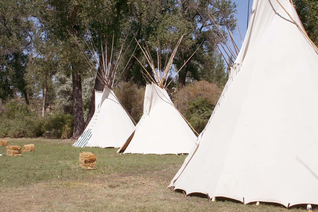 Tipi Sioux nella valle di Yellowstone nel Montana