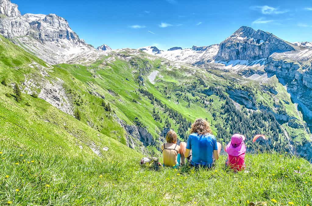 giovani seduti su un prato immerso nella natura svizzera