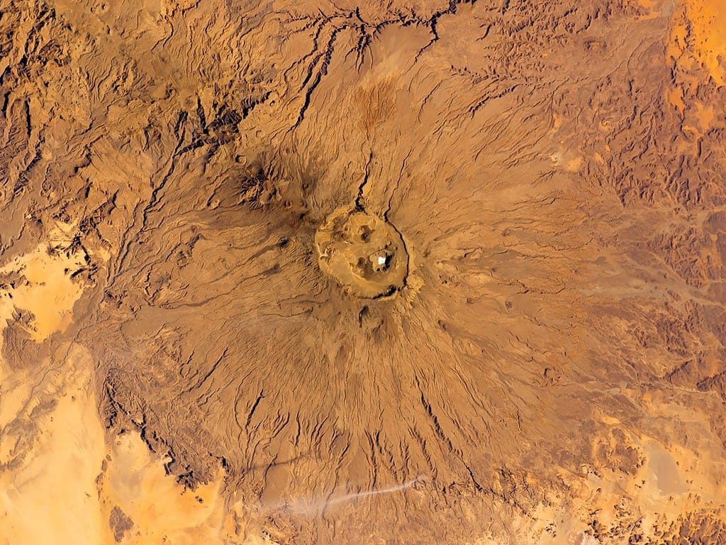 Vista dall'alto del vulcano Emi Koussi, in Ciad, il più alto della regione africana del Sahara.  Veduta aerea di un picco vulcanico inattivo.  Elementi di questa immagine forniti dalla NASA.  Messa a fuoco selettiva.
