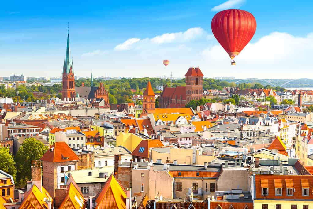 Vista panoramica aerea di edifici storici e tetti nella città medievale polacca Torun