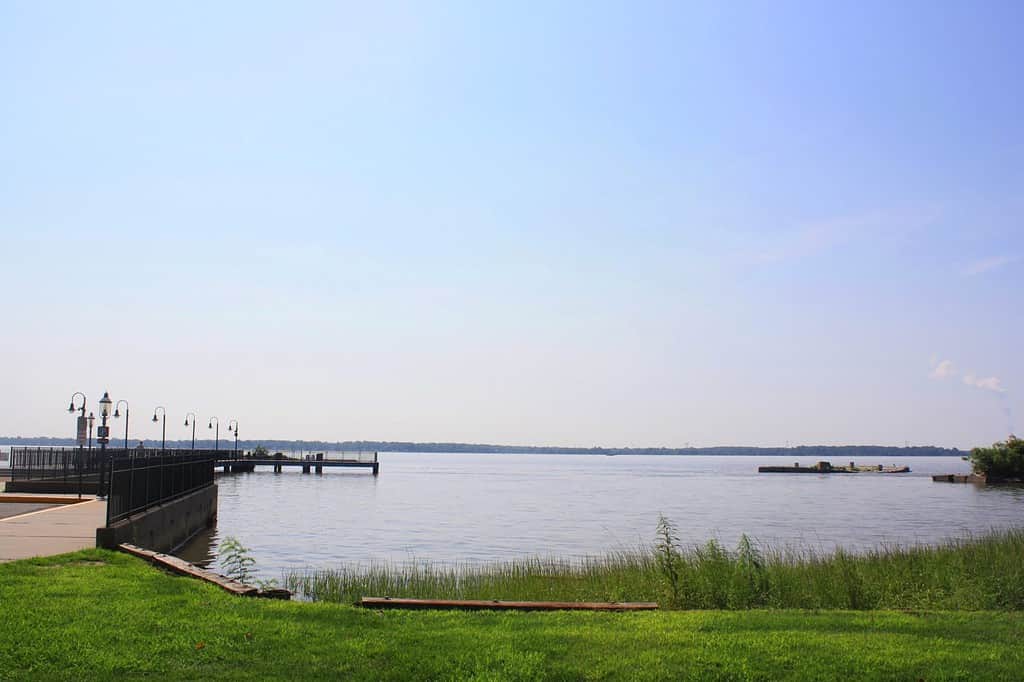 Vista del fiume Delaware durante l'estate a New Castle, Delaware