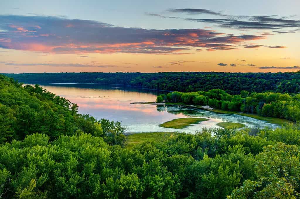 Vista panoramica sulla confluenza dei fiumi Kinnickinnic e St. Croix e sul delta del Kinnickinnic State Park nel Wisconsin a fine estate.
