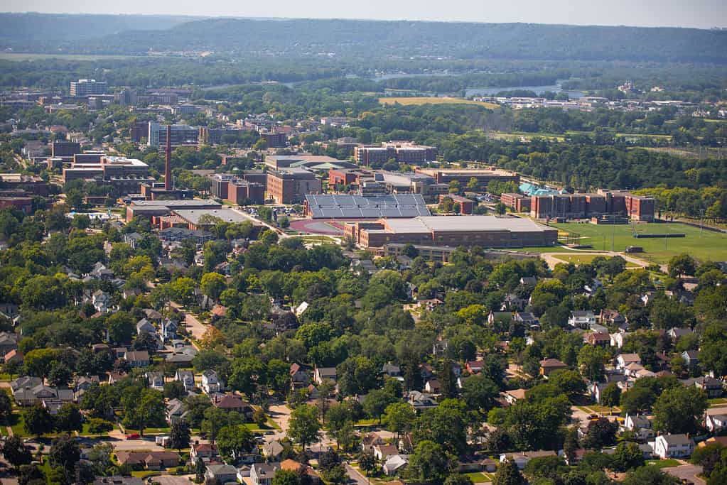 Veduta aerea con drone dell'Università del Wisconsin a La Crosse