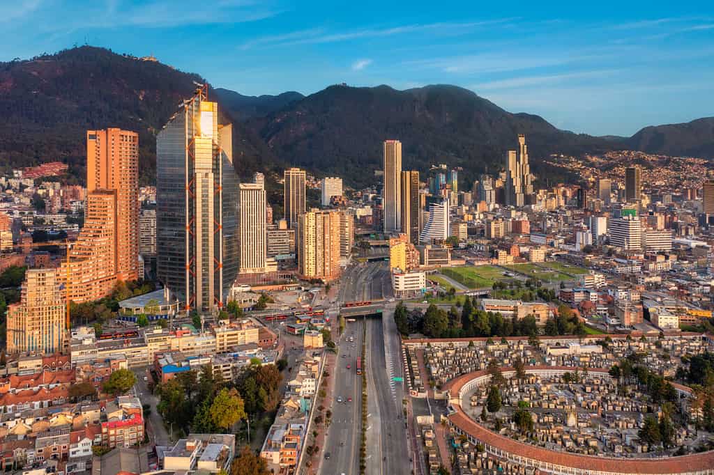Vista aerea del drone sul centro cittadino e internazionale di Bogotà al tramonto