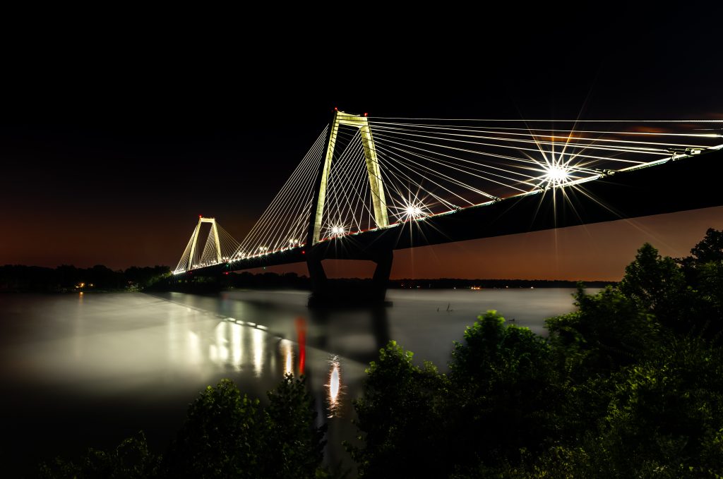 Bellissimo scatto del ponte Lewis e Clark di notte a Louisville, Kentucky, Stati Uniti