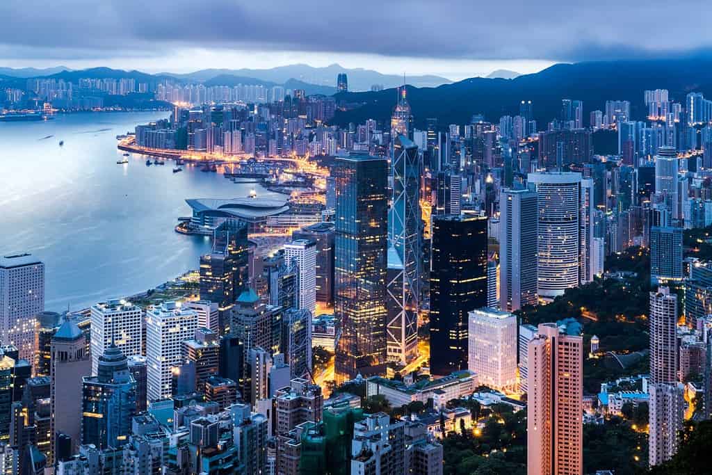 Vista della città di Hong Kong da The Peak al crepuscolo