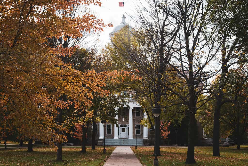 Edificio universitario al college in autunno