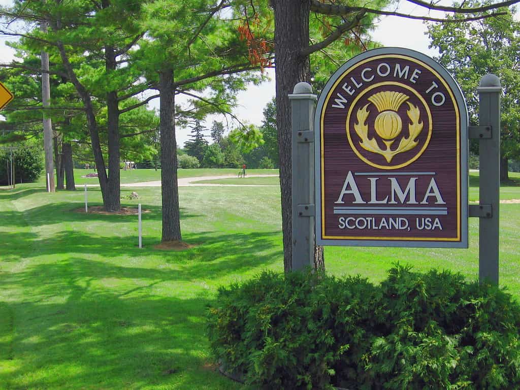 Cartello di benvenuto ad Alma, Michigan (Scozia, USA)