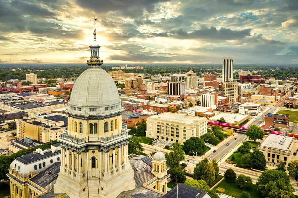 Veduta aerea della cupola del Campidoglio dello stato dell'Illinois e dello skyline di Springfield sotto un tramonto spettacolare.  Springfield è la capitale dello stato americano dell'Illinois e il capoluogo della contea di Sangamon