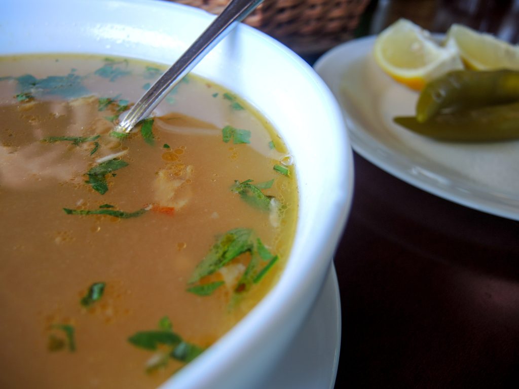 piatto serbo rumeno zuppa di pesce (bors peste)