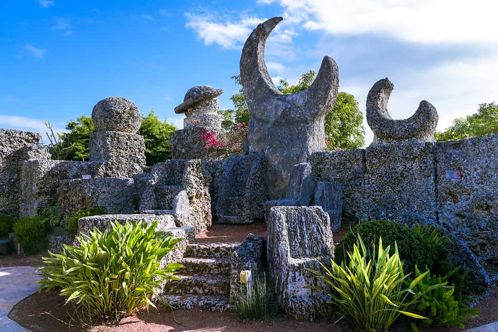 Edward Leedskalnin scolpì segretamente oltre 1.100 tonnellate di roccia corallina per formare questo bellissimo Coral Castle a Miami.