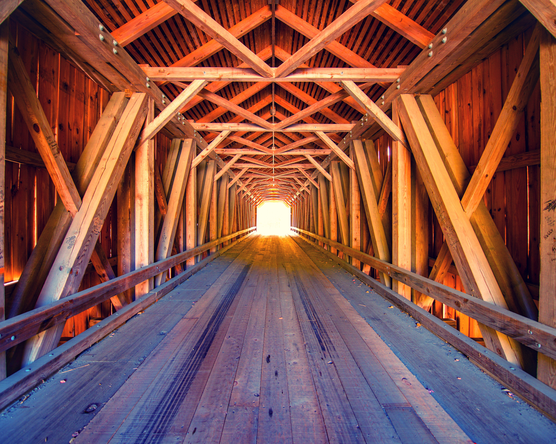 Luce alla fine del tunnel, all'interno del ponte coperto di legno nel Maine, Stati Uniti.