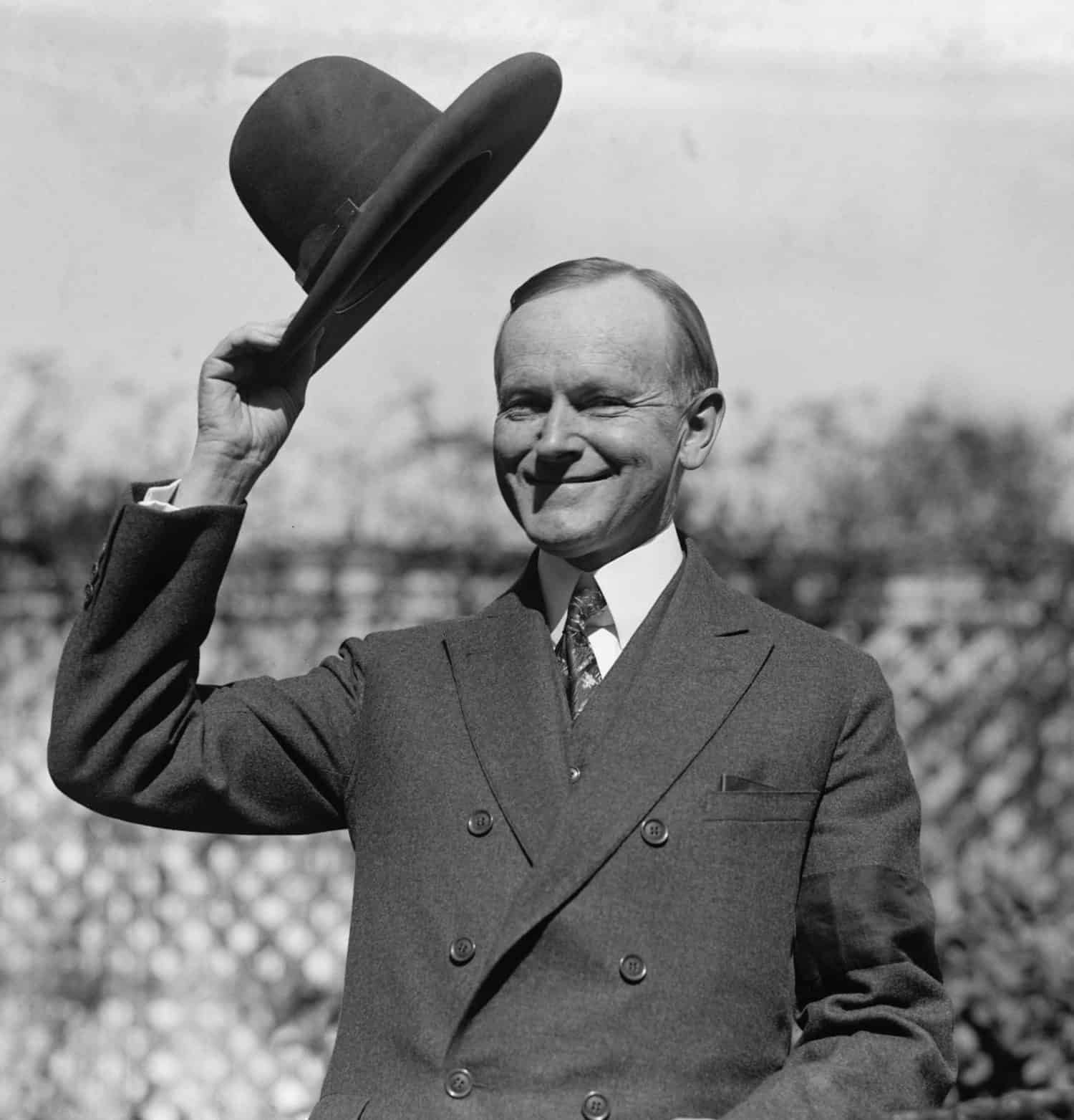 Il presidente Calvin Coolidge sventola un cappello regalatogli da Smoki People di Prescott, Arizona.  Circa.  settembre-ottobre  1924