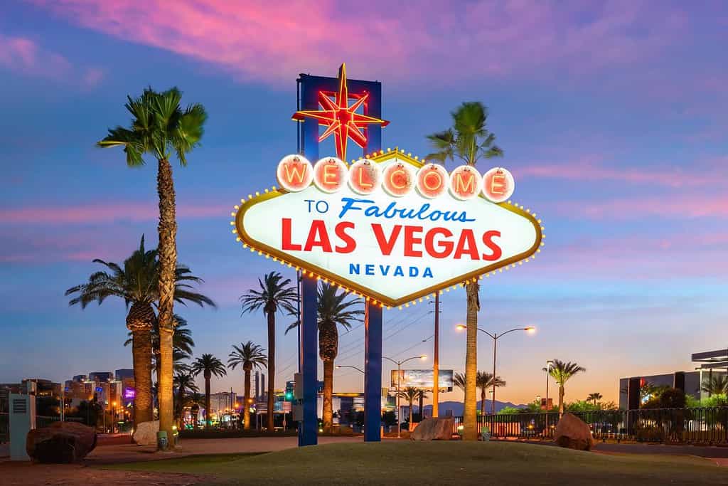 Il benvenuto nella favolosa Las Vegas firma a Las Vegas, Nevada USA al tramonto