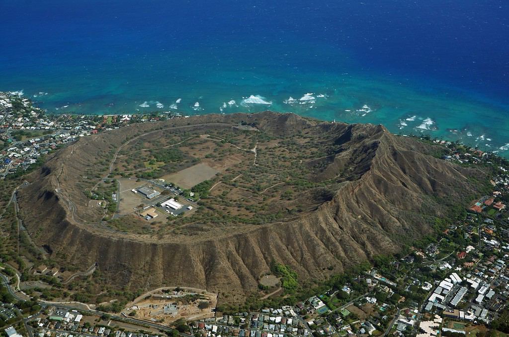 Vista aerea di Diamondhead, Kapahulu, Kahala, oceano Pacifico su Oahu, Hawaii.  aprile 2016.