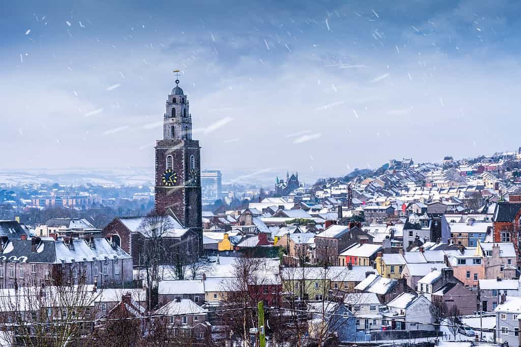 Chiesa di Sant'Anna, Shandon durante una tempesta di neve, Cork, Irlanda