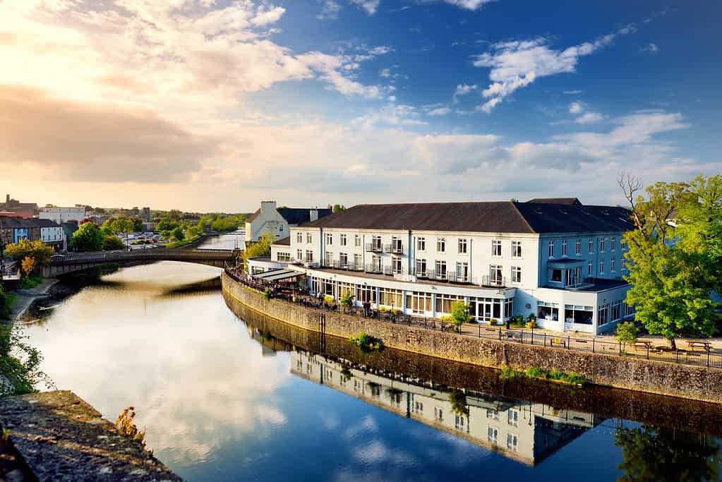 Vista mozzafiato su una riva del fiume Nore a Kilkenny, una delle città più belle d'Irlanda.