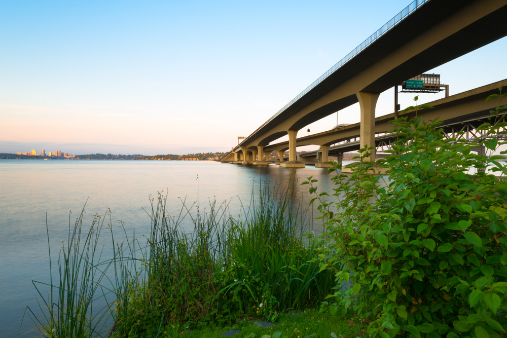 Homer M. Hadley Memorial Bridge sul Lago Washington, area metropolitana di Seattle, Washington, nello Stato di Washington, USA