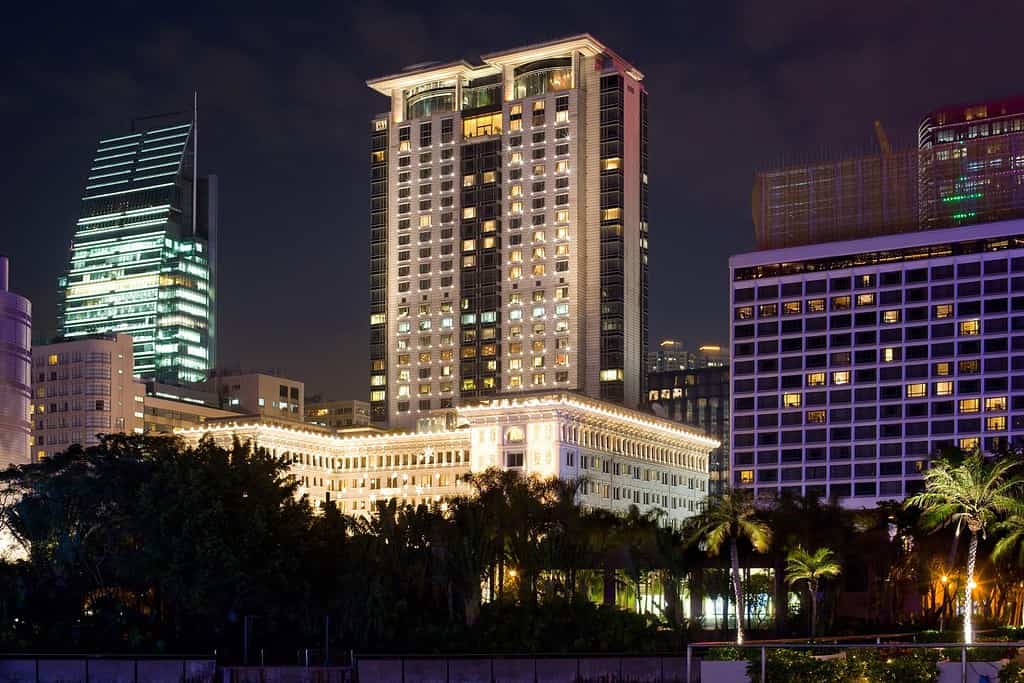 La Penisola e gli hotel di lusso Sheraton sul lungomare di Kowloon, Tsimshatsui, Hong Kong, Cina, Asia