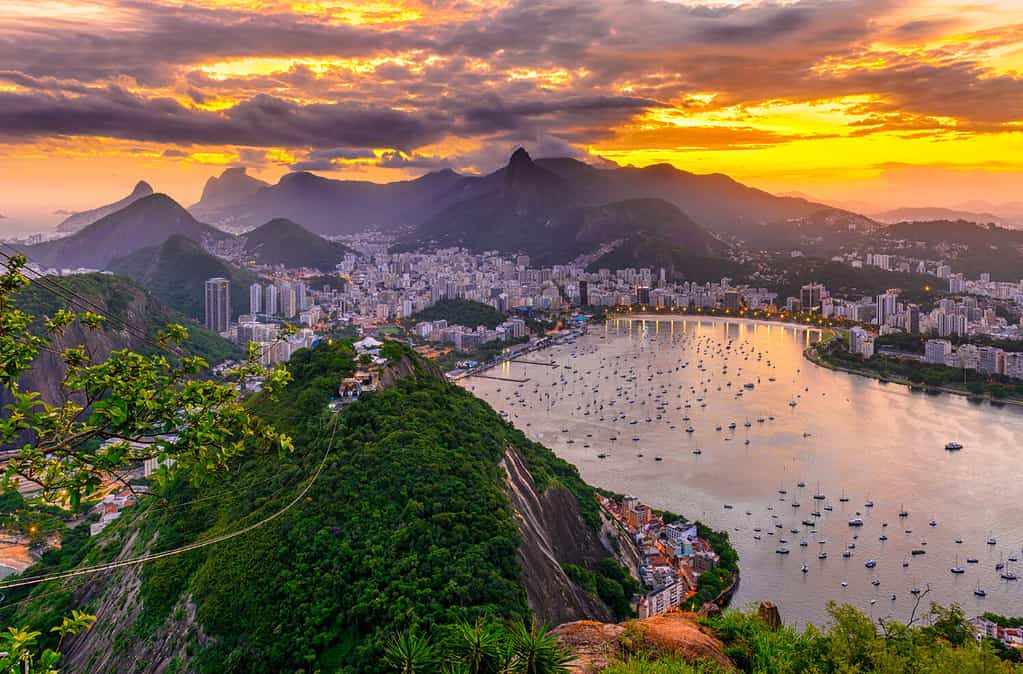 Vista al tramonto della baia di Corcovado, Botafogo e Guanabara a Rio de Janeiro, Brasile.  Orizzonte di Rio de Janeiro.  Paesaggio urbano al tramonto di Rio de Janeiro