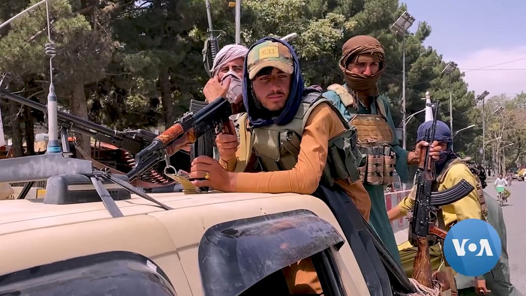 Combattenti talebani e camion a Kabul, Afghanistan, 17 agosto 2021