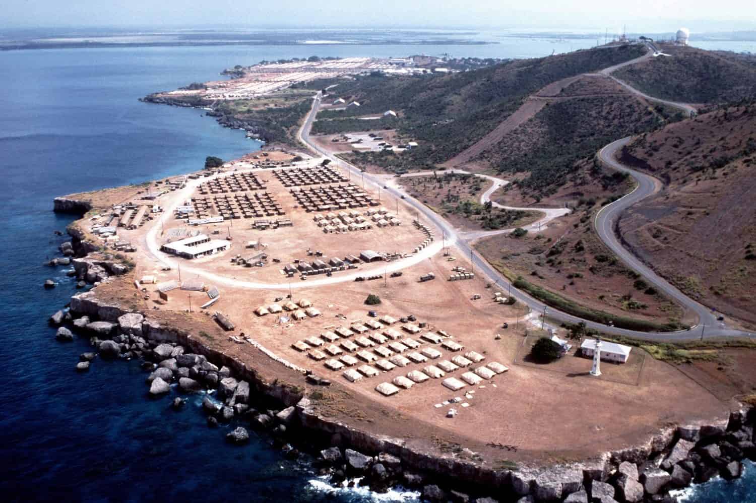 Veduta aerea della stazione navale statunitense di Guantánamo Bay a Cuba.  1 luglio 1994.