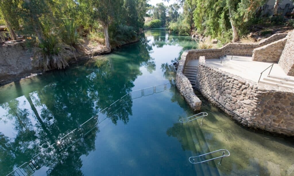 Un luogo battesimale ombreggiato lungo il fiume Giordano