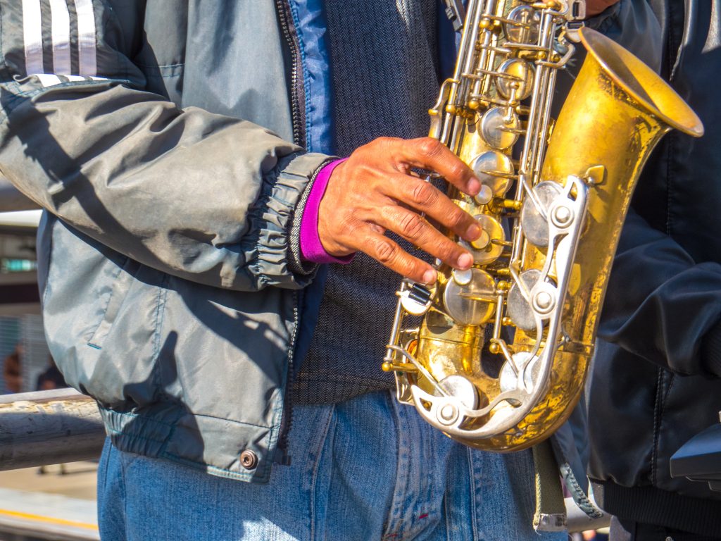 Uomo che suona il sassofono per strada