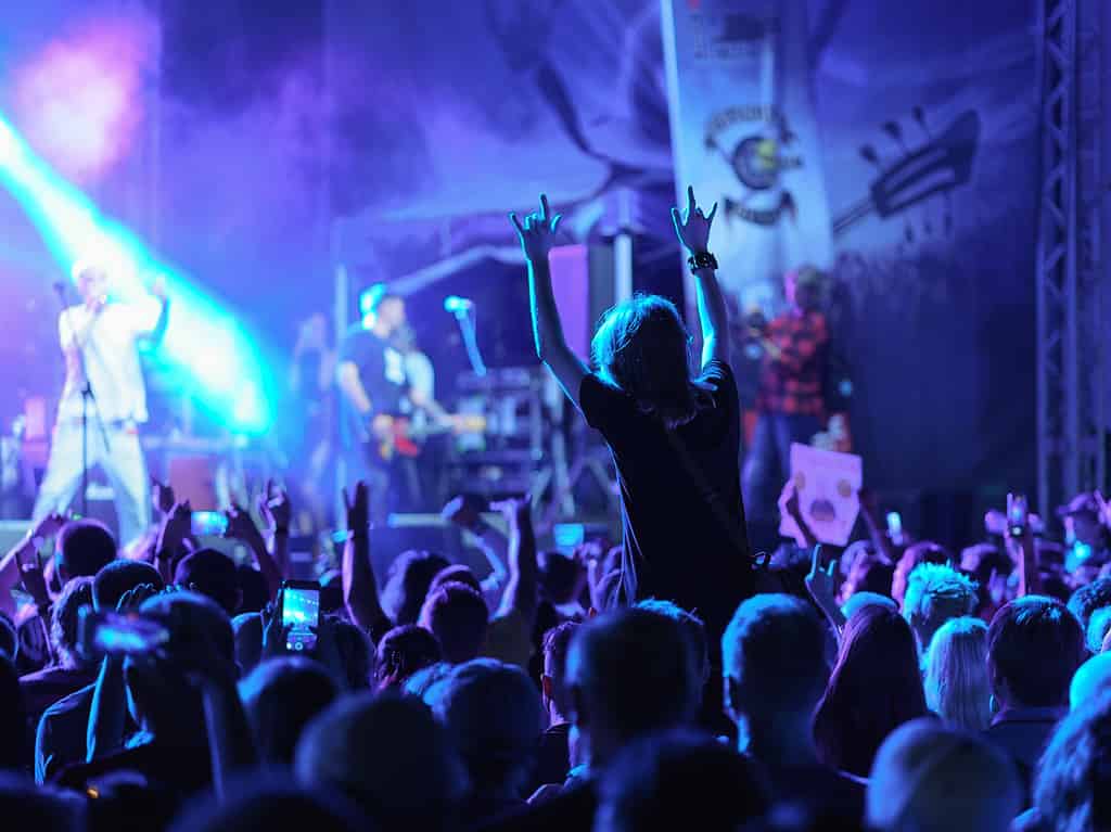 La gioventù è eccitata durante il concerto rock di strada nella notte a Kaliningrad.