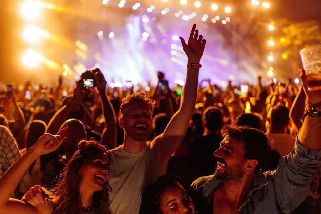 Amici che ballano al festival