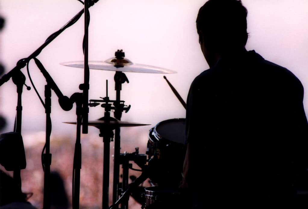 Silhouette del batterista dal backstage di Woodstock