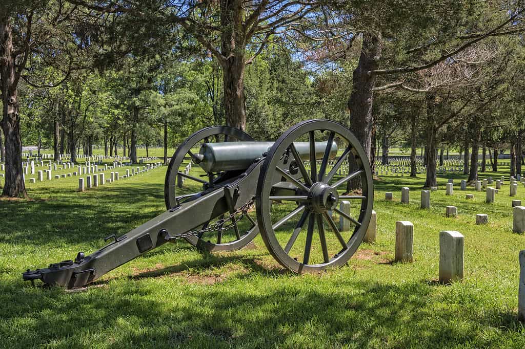Cannone della guerra civile al campo di battaglia nazionale e al cimitero di Stones River a Murfreesboro Tennessee