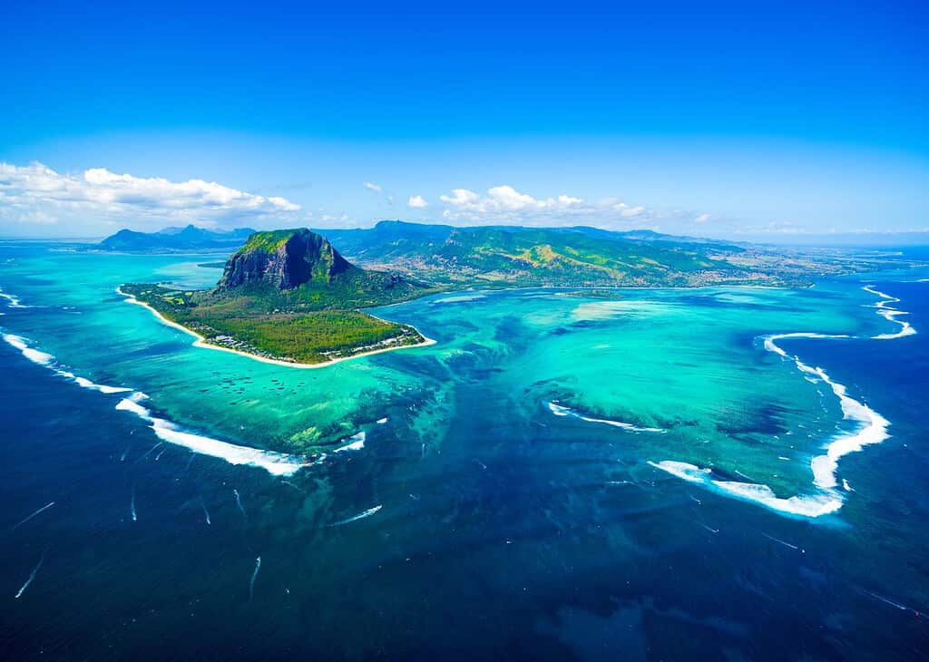 Veduta aerea del panorama dell'isola di Mauritius e della famosa montagna di Le Morne Brabant, della bellissima laguna blu e della cascata sottomarina