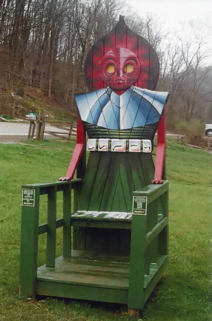 Una sedia sul prato vicino al municipio accoglie i visitatori di Flatwoods, Virginia Occidentale, vicino al luogo in cui sarebbe stato visto il mostro di Flatwoods.