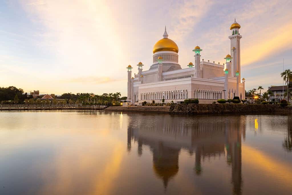 edificio iconico a Bandar Seri Begawan Brunei, Moschea del Sultano Omar Ali Saifuddin durante il tramonto.