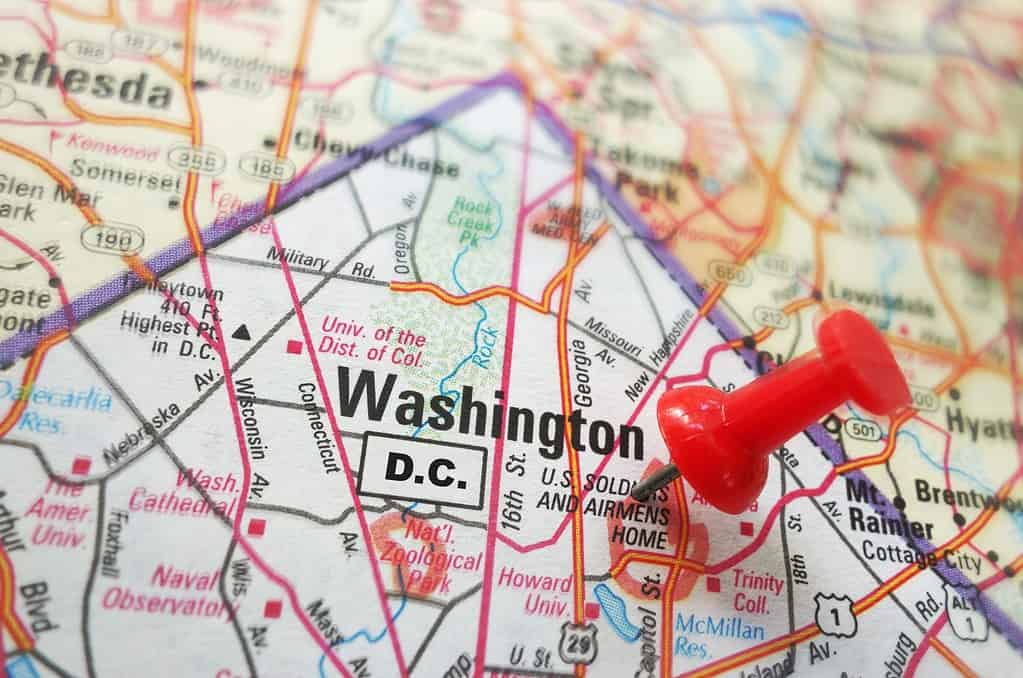 Primo piano di una mappa di Washington DC con il perno rosso