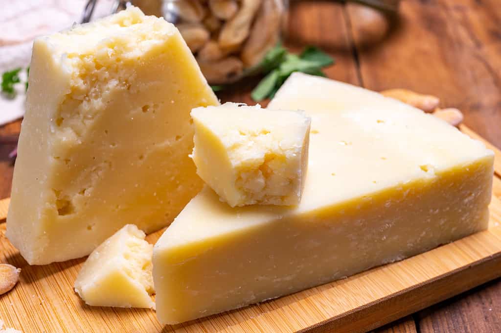 Pezzi di pecorino romano stagionato prodotto con latte di pecora del Lazio, della Sardegna o della Toscana