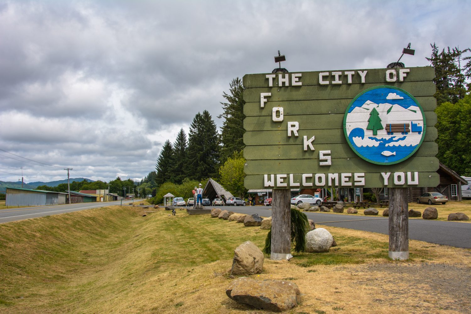 Tipico cartello di benvenuto all'ingresso di una città americana.  Cartello stradale - Benvenuti a Forks, Washington
