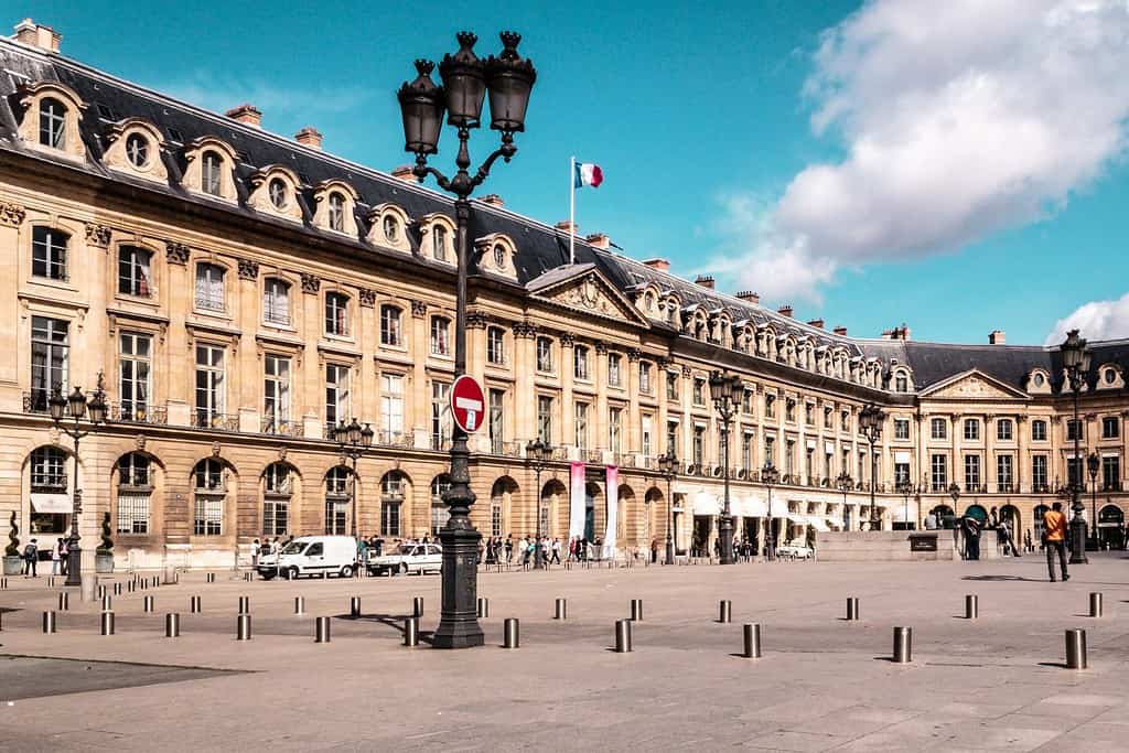 Foto di una giornata di sole in Place Vendome a Parigi, Francia